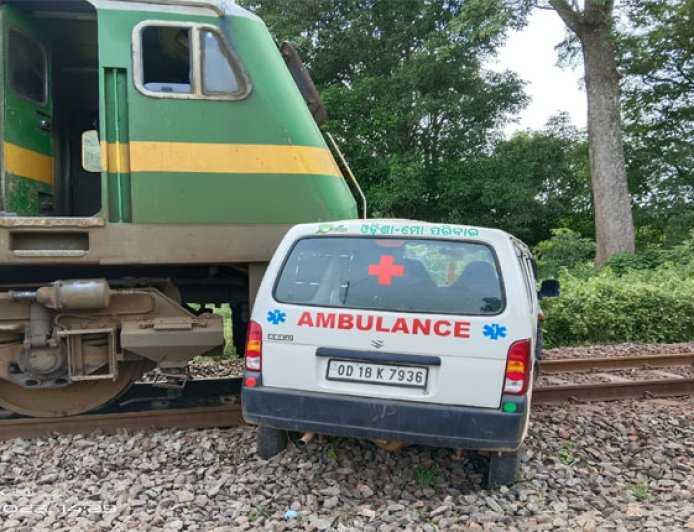 ଆମ୍ବୁଲାନ୍ସକୁ ଧକ୍କା ଦେଲା ତପସ୍ୱିନୀ ଏକ୍ସପ୍ରେସ ।