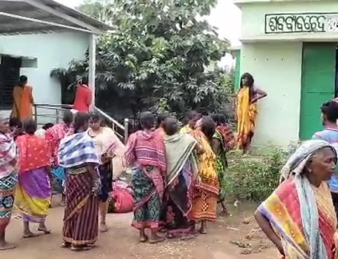 ଫୋନରେ କଥା ହେଉଥିବା ବେଳେ ଟଳି ପଡିଲେ ଯୁବକ, ଚାଲିଗଲା ଜୀବନ