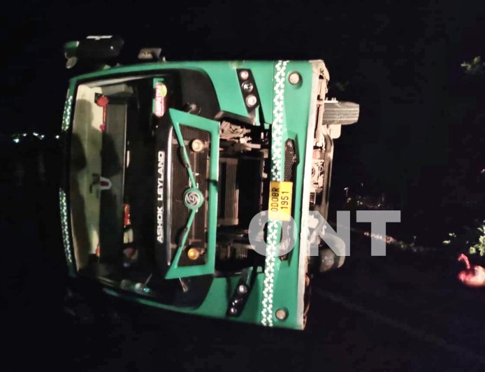 ଶୁଙ୍କି ଘାଟିରେ ଭାରସାମ୍ୟ ହରାଇ ଓଲଟିଲା ବସ୍‌