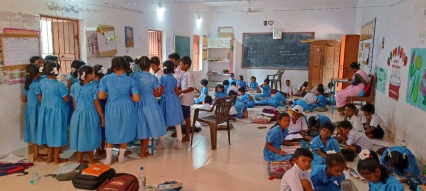 ଗୋଟିଏ କକ୍ଷରେ ଚାଲିଛି ୪ଟି ଶ୍ରେଣୀର ପାଠ ପଢା