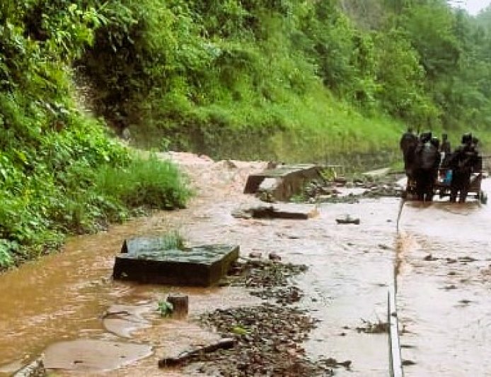 ରେଳ ଟ୍ରାକରେ ପଥର ଖସିବାରୁ ଟ୍ରେନ୍ ଚଳାଚଳ ବାଧାପ୍ରାପ୍ତ