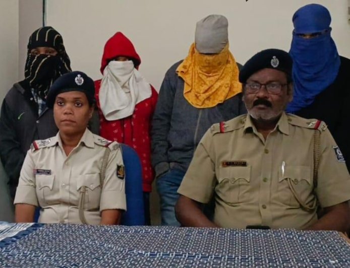 ୬୦ଲକ୍ଷ ଟଙ୍କା ମାଗି ୪ ନକଲି ମାଓବାଦୀ ଗିରଫ।